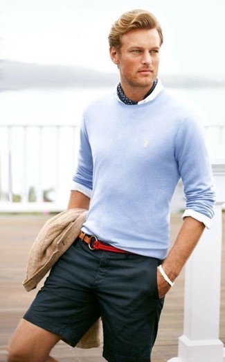 Какие свитера с круглым вырезом носить с синими шортами мужчине