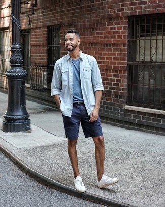 Какие джинсовые рубашки носить с синими шортами мужчине