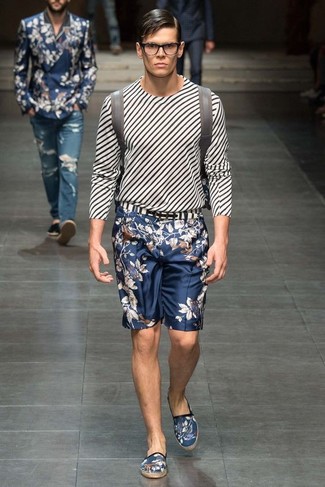 Какие эспадрильи носить с синими шортами мужчине