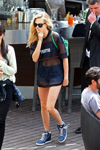 Какие высокие кеды носить с синими шортами женщине