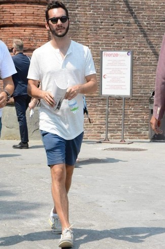 С чем носить синие шорты мужчине