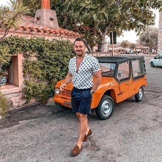 Какие лоферы носить с синими шортами мужчине