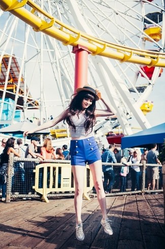 Какие низкие кеды носить с синими шортами женщине