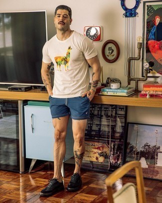 Какие низкие кеды носить с синими шортами мужчине