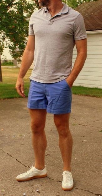 Какие футболки-поло носить с синими шортами мужчине