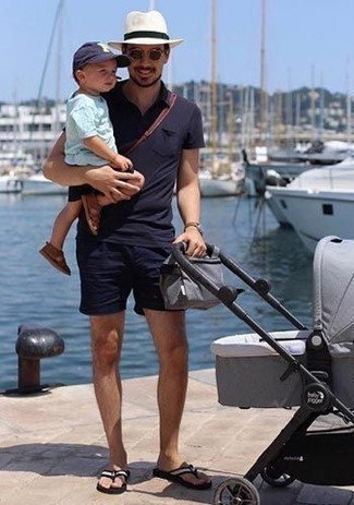 Какие футболки-поло носить с синими шортами мужчине