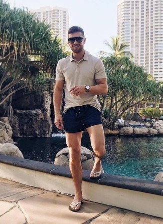 Какие футболки-поло носить с синими шортами мужчине