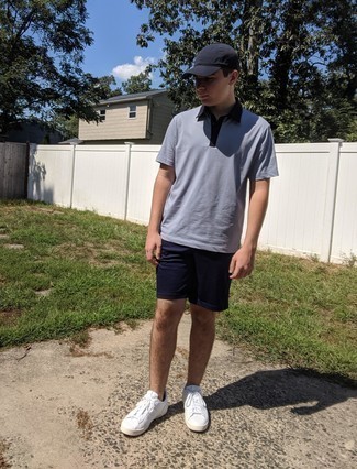 Какие футболки-поло носить с синими шортами мужчине