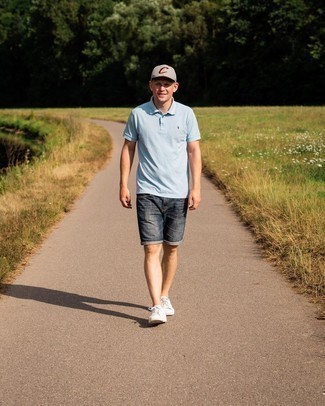 Какие футболки-поло носить с синими шортами мужчине