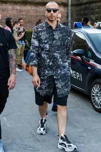 Как носить синие шорты с белыми кроссовками мужчине