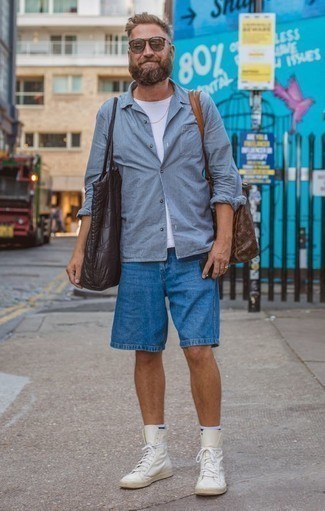 Как носить синие шорты с белыми низкими кедами мужчине