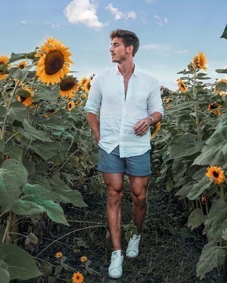 Как носить синие шорты с белыми низкими кедами мужчине
