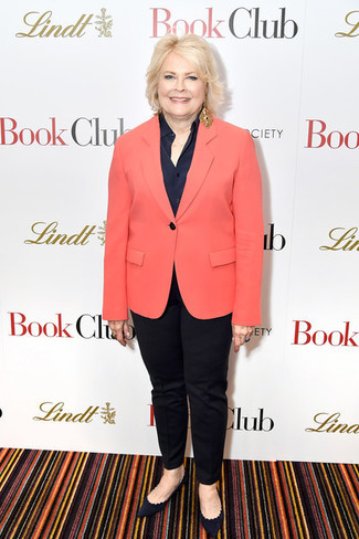 С чем носить синюю шелковую рубашку женщине