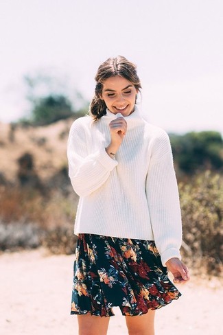 С чем носить синюю короткую юбку-солнце