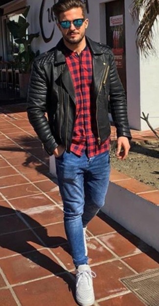 Какие косухи носить с синими зауженными джинсами мужчине