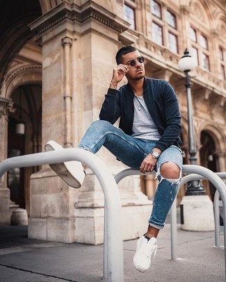 Какие бомберы носить с синими зауженными джинсами мужчине