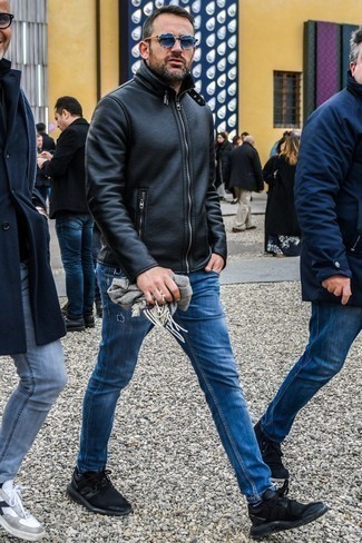 С чем носить синие зауженные джинсы мужчине