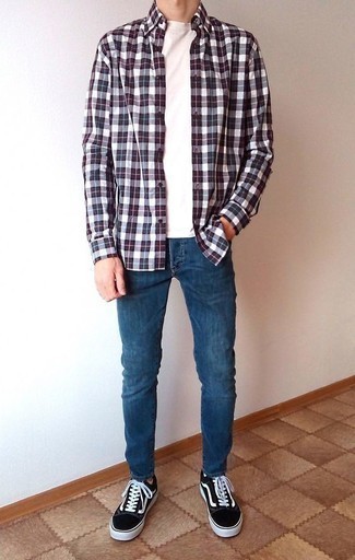 С чем носить синие зауженные джинсы мужчине