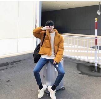 Какие куртки-пуховики носить с синими зауженными джинсами мужчине