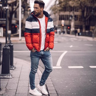 Какие куртки-пуховики носить с синими зауженными джинсами мужчине