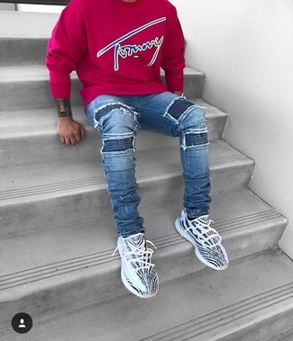 Какие свитшоты носить с синими зауженными джинсами мужчине