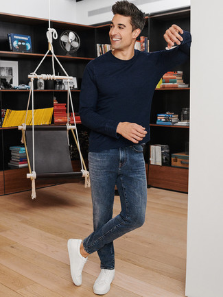 Какие свитшоты носить с синими зауженными джинсами мужчине