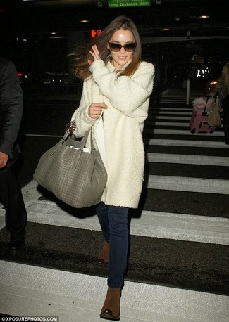 Как носить синие джинсы скинни с белым пальто