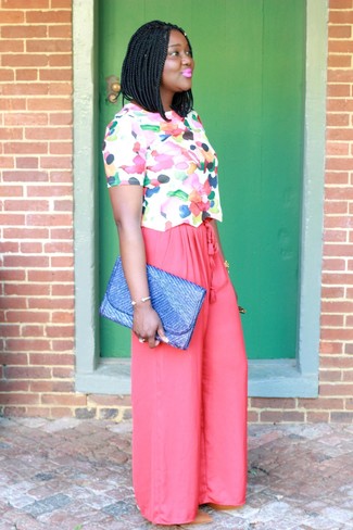 С чем носить синий соломенный клатч