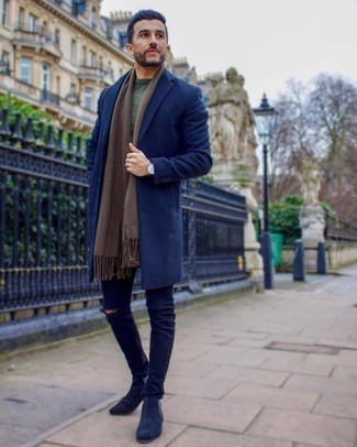 С чем носить синие замшевые ботинки челси мужчине