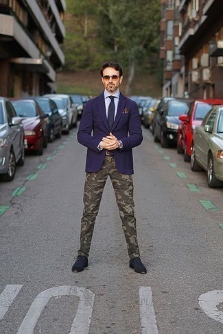 С чем носить синие замшевые туфли дерби