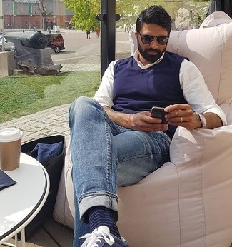 С чем носить синие замшевые кеды мужчине