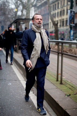 С чем носить синие замшевые кеды мужчине