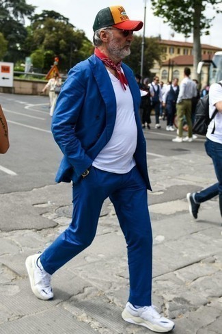 Какие кроссовки носить с синим костюмом