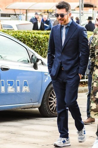 Какие кроссовки носить с синим костюмом