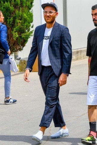 Какие кроссовки носить с синим костюмом