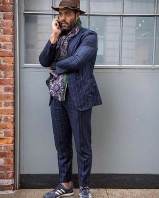 Какие кроссовки носить с синим костюмом