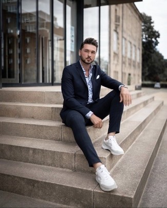 Какие кроссовки носить с синим костюмом