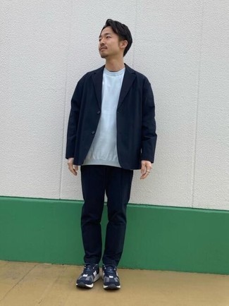 Какие кроссовки носить с синим костюмом