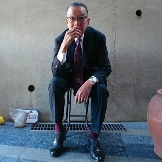 Как носить синий костюм с черными кожаными брогами