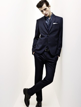 Как носить синий костюм с черными кожаными брогами