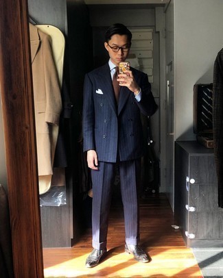 Как носить синий костюм с черными кожаными брогами