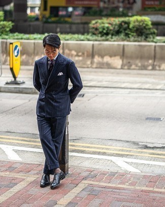 Как носить синий костюм с черными кожаными брогами