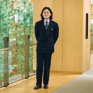 Как носить синий костюм с черными кожаными лоферами