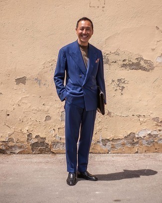 Как носить синий костюм с черными кожаными лоферами