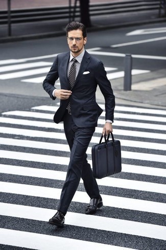 Как носить синий костюм с черными кожаными монками