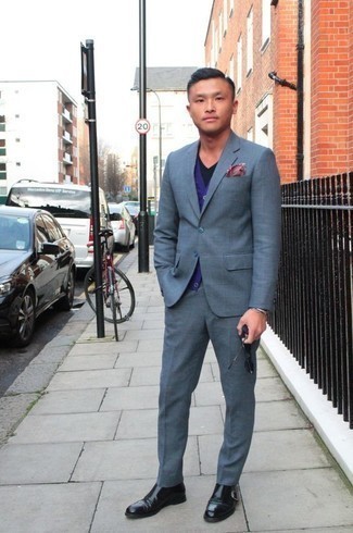 Как носить синий костюм с черными кожаными монками