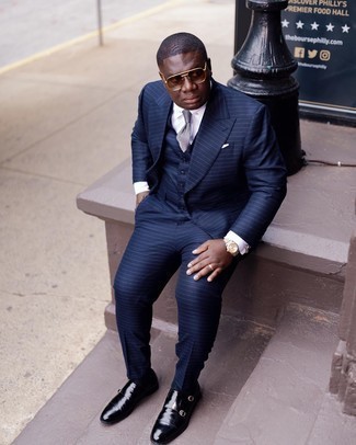 Как носить синий костюм с черными кожаными монками