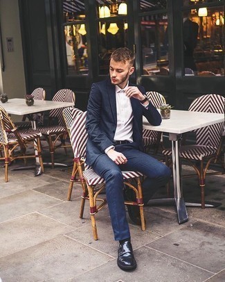 Как носить синий костюм с черными кожаными монками