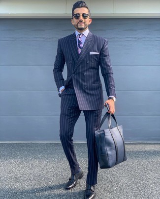 Как носить синий костюм с черными кожаными монками