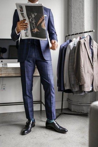 Как носить синий костюм с черными кожаными монками